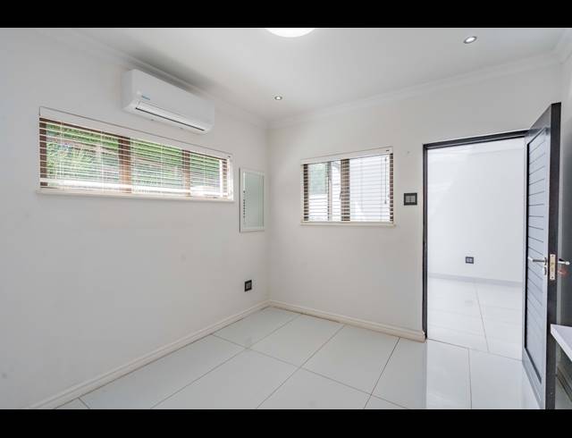4 BEDROOM HOUSE FOR SALE IN HILLCREST CENTRAL